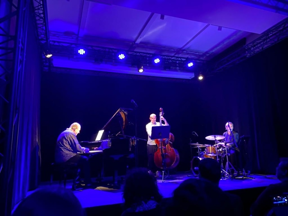 Kuba Stankiewicz – pianista (od lewej), Wojciech Pulcyna – kontrabasista, Sebastian Frankiewicz – perkusista. Fot. Małgorzata Kościuszko [Materiały prasowe Willi Lentza]