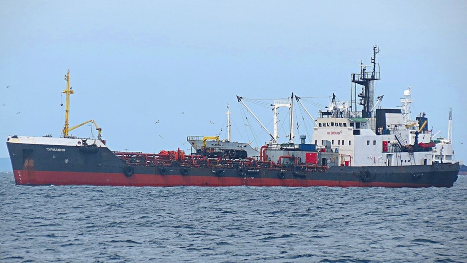 Od poniedziałku obowiązuje unijne embargo na ropę z Rosji sprowadzaną droga morską. źródło: https://pixabay.com/pl/6816030/zzkonst