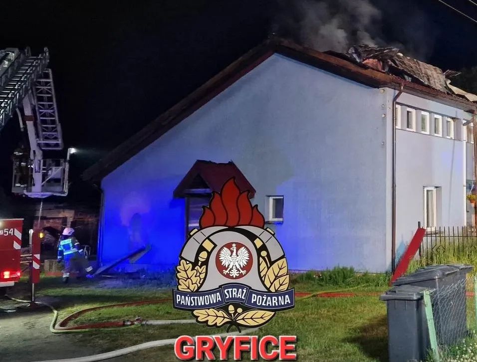 Na miejscu pracowało siedem zastępów straży pożarnej. Zdjęcia: PSP Gryfice/OSP Golczewo. źródło: https://www.facebook.com/profile.php?id=100069101654378