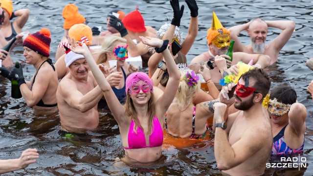 Fot. Robert Stachnik [Radio Szczecin] Przywitali Nowy Rok lodowatą kąpielą [WIDEO, ZDJĘCIA]