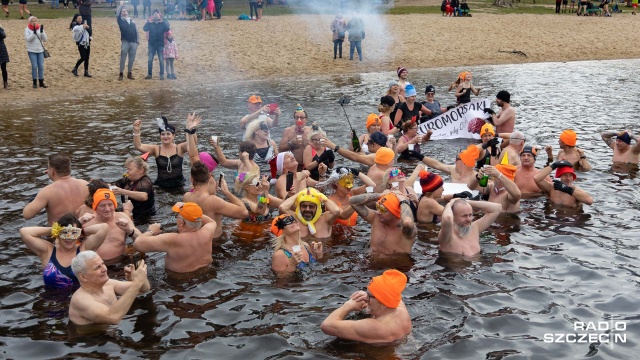 Fot. Robert Stachnik [Radio Szczecin] Przywitali Nowy Rok lodowatą kąpielą [WIDEO, ZDJĘCIA]