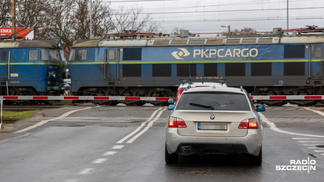 Fot. Robert Stachnik [Radio Szczecin] PKP: jest dużo przypadków łamania przepisów na przejazdach kolejowo-drogowych [WIDEO, ZDJĘCIA]
