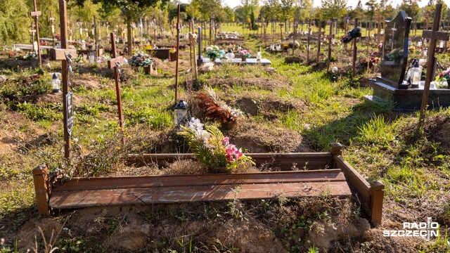 Fot. Robert Stachnik [Radio Szczecin] Kwatera bezdomnych na cmentarzu wreszcie posprzątana [WIDEO, ZDJĘCIA]