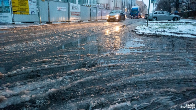 Po nocnych i porannych opadach śniegu są duże utrudnienia. Kłopoty z przejazdem - w niektórych miejscach - mają autobusy komunikacji miejskiej. Przed godziną 7.00 doszło także do stłuczki na Rondzie Uniwersyteckim w Szczecinie.