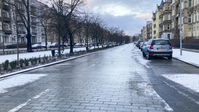 Uwaga kierowcy na ulicach jest bardzo ślisko. W centrum Szczecina nawet główne trasy - Wojska Polskiego, Mickiewicza są pokryte cienką warstwą lodu, nie są posypane. Noga z gazu, uważajcie zwłaszcza na zakrętach i przy przejściach dla pieszych, momentami ciężko się zatrzymać