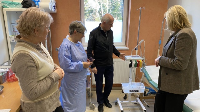 Chorzy z gminy Wolin z lepszym dostępem do badań serca. Władze gminy kupiły sprzęt medyczny, który przekazały przychodniom.