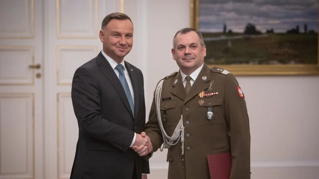 Generał broni Wiesław Kukuła odbierze z rąk prezydenta Andrzeja Dudy akt mianowania na stanowisko dowódcy generalnego rodzajów sił zbrojnych.