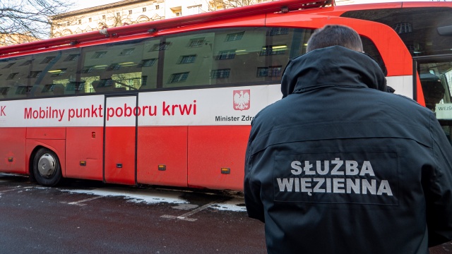 Pracownicy służb mundurowych ze Szczecina mogli oddać krew w krwiobusie przed aresztem śledczym przy ulicy Kaszubskiej. To w ramach akcji Służymy pomocą, mamy to we krwi.