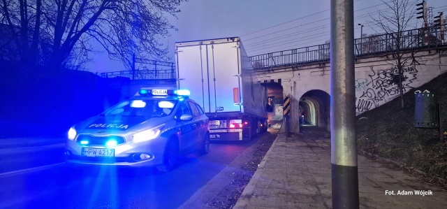 W Koszalinie kierowca samochodu ciężarowego zaklinował przejazd na ul. Szczecińskiej.