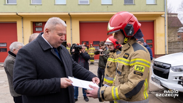 Dwa nowe wozy strażackie przekazane zostały Powiatowej Straży Pożarnej w Gryfinie.