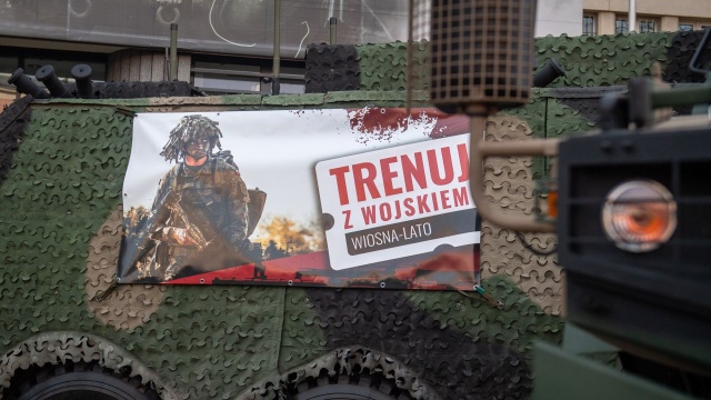 Polska armia po raz kolejny otwiera się na cywilów. Wicepremier, minister obrony narodowej Mariusz Błaszczak po raz trzeci zainaugurował akcję Trenuj z wojskiem.