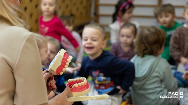 Jak często myć zęby, jak prawidłowo to robić i co jeść, by były zdrowe Tego dowiedziały się dzieci z Europejskiego Przedszkola Niepublicznego Twórczej Aktywności Dziecka w Szczecinie.