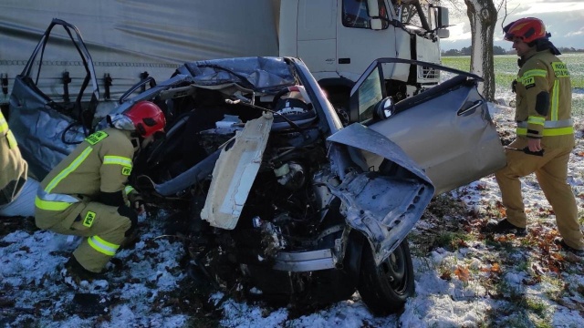 Ruch wahadłowy na drodze krajowej nr 10. W miejscowości Suchanówko, w powiecie stargardzkim czołowo zderzyły się ciężarówka i samochód osobowy.