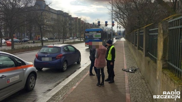 Samochód osobowy i autobus zderzyły się na skrzyżowaniu ul. Niedziałkowskiego i al. Jana Pawła II w Szczecinie.