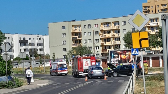 Dwa samochody osobowe zderzyły się na skrzyżowaniu Grota Roweckiego i Witkiewicza.
