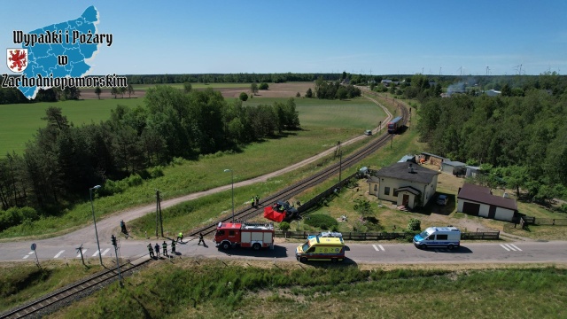 Jedna osoba zginęła w wypadku, do którego doszło na przejeździe kolejowym w Białym Borze. Na ulicy Brzeźnickiej pociąg zderzył się pociąg relacji Słupsk-Szczecinek z samochodem osobowym.