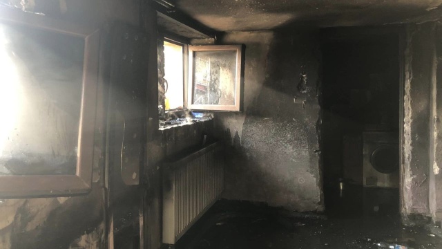 Strażacy gasili pożar w Resku - ogień pojawił się w piwnicy budynku przy ulicy Gdańskiej. Do zdarzenia doszło po godz. 6 rano.