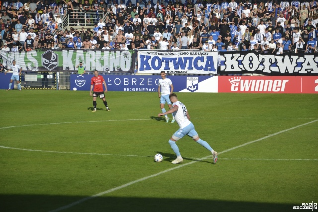 Zamiast bezpośredniego awansu będą baraże - piłkarze Kotwicy Kołobrzeg nie zdołali w niedzielę wygrać i stracili drugą pozycję w tabeli.