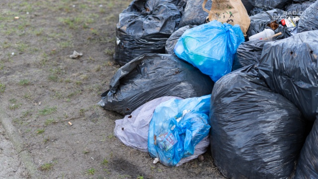 Mieszkańcy podszczecińskiej Gminy Dobra podzieleni w sprawie wywozu śmieci z ich posesji.