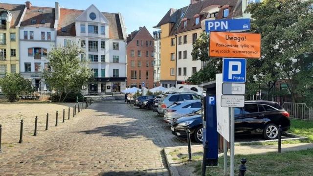 Uwaga, parkowanie tylko w miejscach wyznaczonych - duże pomarańczowe tablice tej treści pojawiły się na terenie dwóch staromiejskich Płatnych Parkingów Niestrzeżonych w Szczecinie.