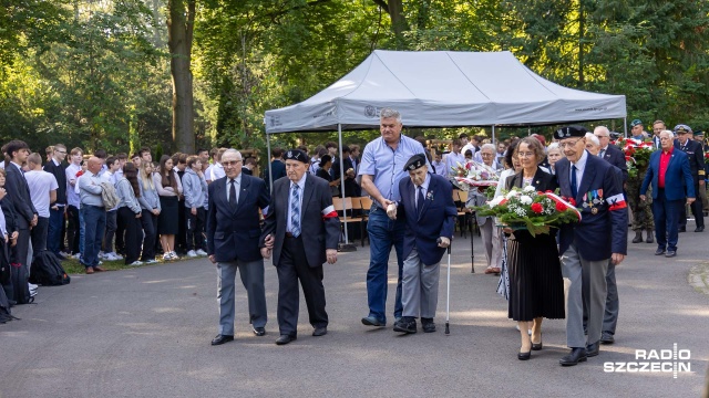 Już nigdy nie powinniśmy dopuścić do tego, aby polskie państwo było podziemne - powiedział wojewoda zachodniopomorski, Zbigniew Bogucki podczas obchodów 84. rocznicy powstania Polskiego Państwa Podziemnego na Cmentarzu Centralnym w Szczecinie.