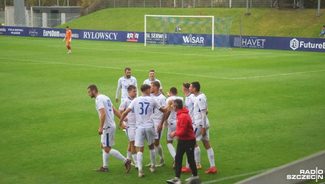 Piłkarze Kotwicy złapali wiatr w żagle i wygrali kolejne ligowe spotkanie. Tym razem wyszarpali punkty w doliczonym czasie gry.