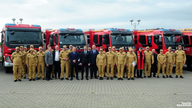 Kolejne nowe wozy strażackie trafiły do Komend Powiatowych Straży Pożarnej w naszym regionie.