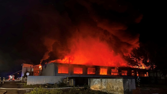 12 zastępów straży pożarnej gasiło pożar hali produkcyjnej. Płonął budynek w Stargardzie.