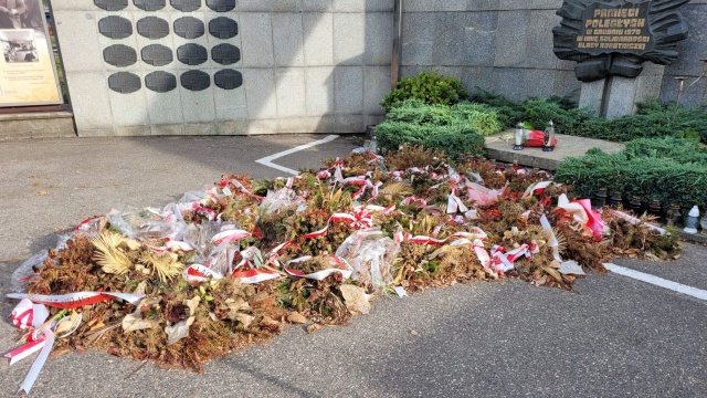 Zwiędłe i uschnięte kwiaty pod bramą Stoczni Szczecińskiej. Urząd Miasta zapomniał uporządkować teren po uroczystościach.