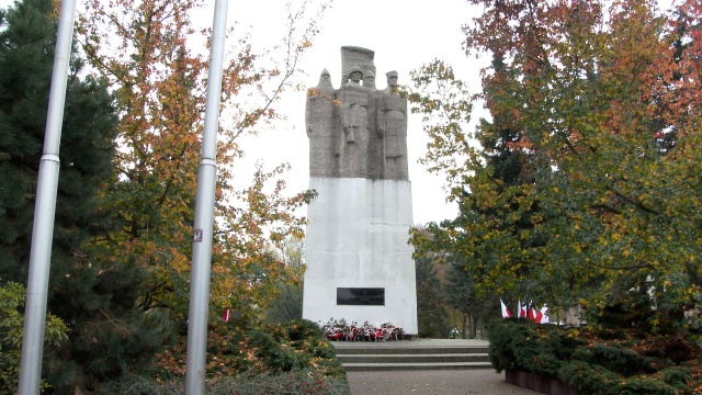 Procedura usunięcia komunistycznego pomnika w Nowogardzie rozpoczęta. Tuż przed wyborami parlamentarnymi wszczął ją ówczesny wojewoda zachodniopomorski.