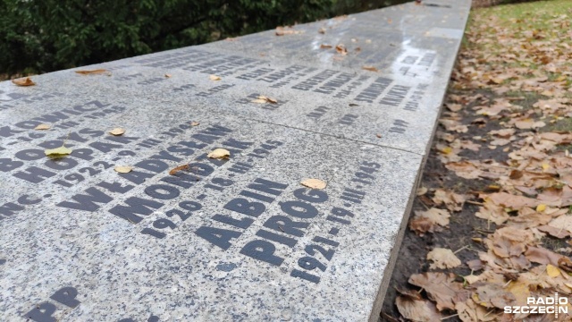 Kołobrzeski cmentarz wojenny po renowacji - pracom zostały poddane nagrobki żołnierzy poległych w walkach o miasto.