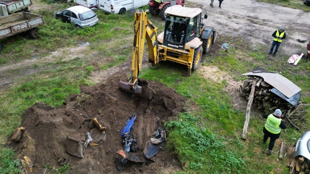 Tony zakopanych części samochodowych na terenie Sosnowic, w powiecie kamieńskim odkryli inspektorzy Wojewódzkiego Inspektoratu Ochrony Środowiska w Szczecinie.
