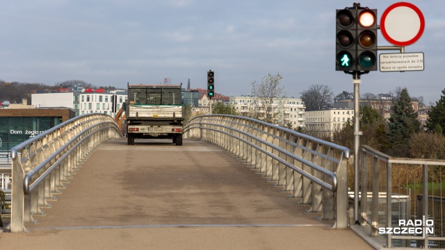 Pierwsze samochody na Wyspę Grodzką przejechały mostem ze szczecińskiej Łasztowni.