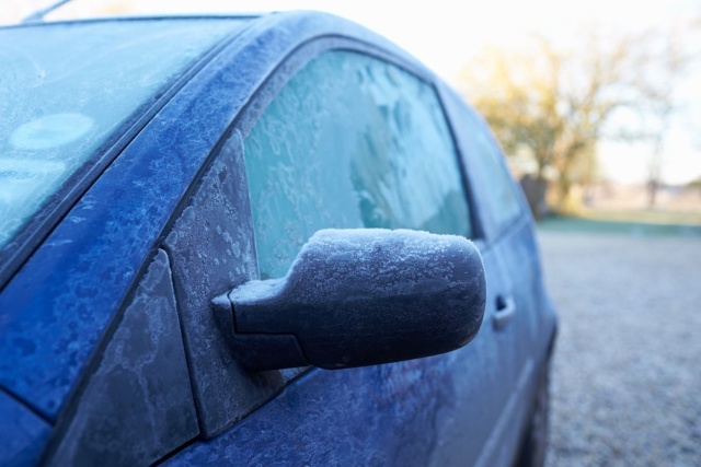 Gdy pierwszy mróz i przymrozki staną się faktem, odpowiednie przygotowanie samochodu staje się kluczowe dla zapewnienia bezpieczeństwa i komfortu jazdy. W naszym artykule dowiesz się, jak sprawić, aby twoje auto było gotowe na niskie temperatury i trudne warunki zimowe.
