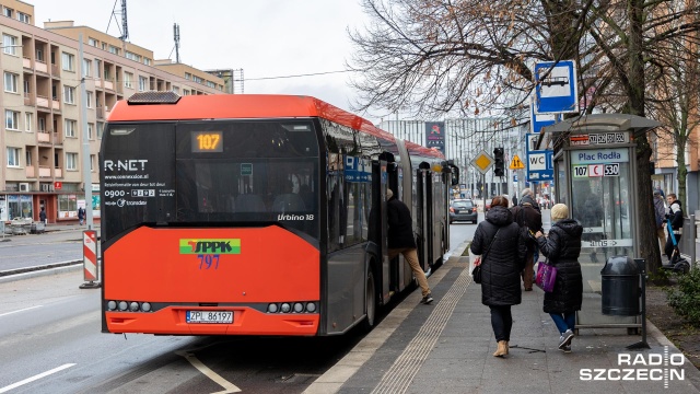 Przebudowa ulicy Piłsudskiego w Policach i zakorkowane ulice Szczecina to główna przyczyna notorycznych opóźnień w kursowaniu linii autobusowej numer 107.