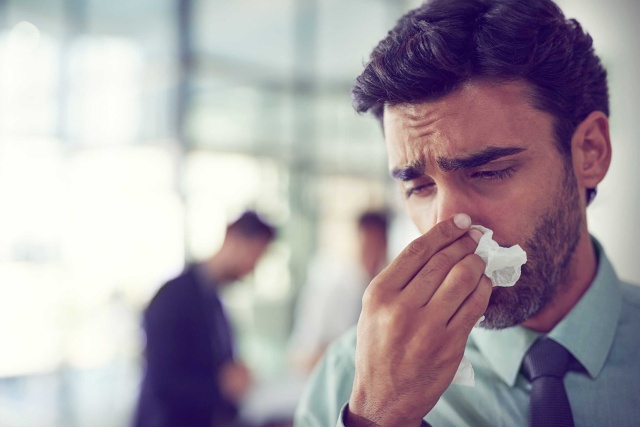 Zatkany nos to często występujący problem, który może znacznie utrudnić codzienne funkcjonowanie i komfort życia. Niezależnie od przyczyny pojawienia się objawu - czy to przeziębienia, alergii czy innego czynnika - zwykle staramy się jak najszybciej go pozbyć. Istnieją różne sposoby, które mogą pomóc w odetkaniu nosa i przywróceniu swobody oddychania. Poniżej przedstawiamy najbardziej skuteczne z nich.