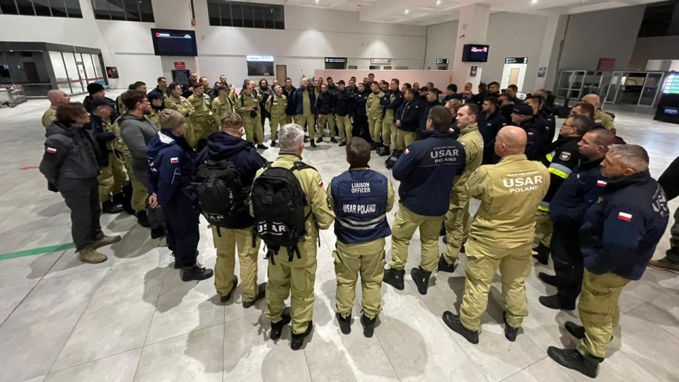 Grupa 76 polskich strażaków, ekipa ratunkowo-medyczna i osiem psów również pomaga w Turcji. Fot. twitter.com/KGPSP