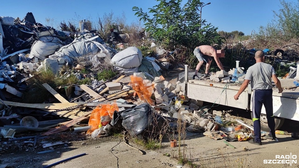Na nielegalne wysypisko w Jasienicy wciąż dowożone są śmieci [WIDEO, ZDJĘCIA]