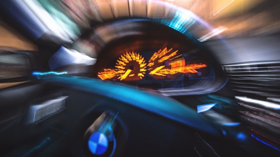 Wiadomo, że 31-letni mężczyzna jechał BMW z prędkością 253 km/h. źródło: https://pixabay.com/pl/933269/tookapic/CC0 - domena publiczna