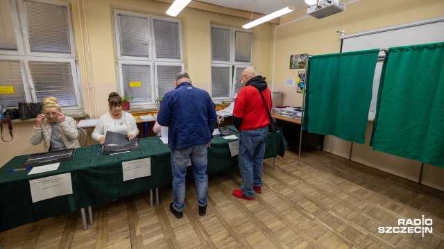 Fot. Robert Stachnik [Radio Szczecin] Pierwsze wyborcze głosy już w urnach. "To nasz obywatelski obowiązek" [WIDEO, ZDJĘCIA]