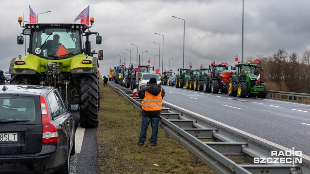 Rolnicy wyjechali na trasy regionu. Z utrudnieniami należy liczyć się między innymi na krajowej 10 w Reczu, tam policja kieruje auta objazdem.