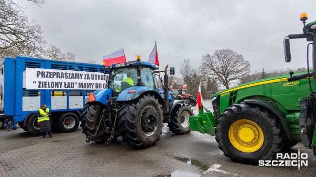Swój protest zaostrza grupa rolników, którzy od wtorku przez dwie godziny blokowali wojewódzką 106 na wysokości Warnic między Pyrzycami a Stargardem.