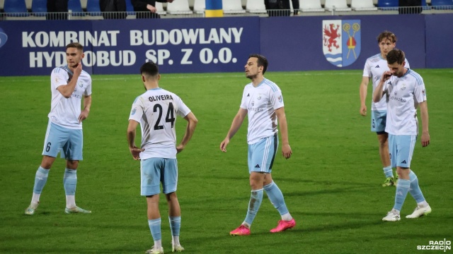 Tylko trzy punkty w sześciu ostatnich meczach zdobyli piłkarze Kotwicy Kołobrzeg. W zaległym spotkaniu III ligi z rezerwami Zagłębia Lubin kołobrzeżanie znów przegrali.