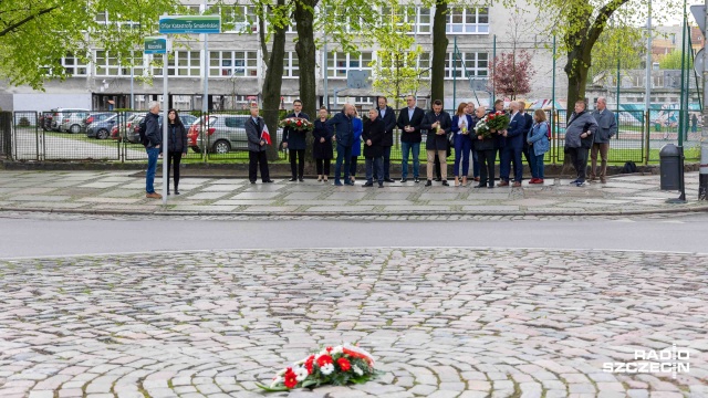 Ta data, tamten moment, zawsze zostanie już z nami - mówią politycy Prawa i Sprawiedliwości. W dniu rocznicy złożyli kwiaty i znicze na rondzie Ofiar Katastrofy Smoleńskiej w Szczecinie.