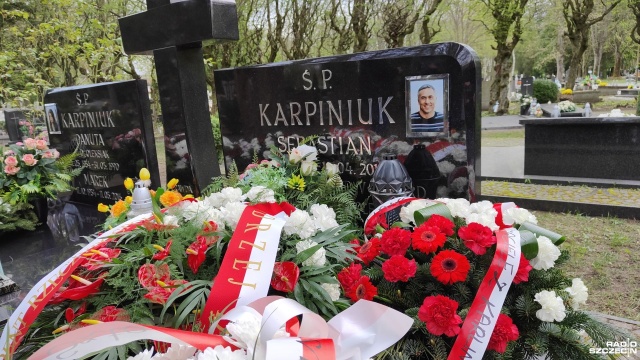 Kołobrzeg wspomina dziś posła Sebastiana Karpiniuka. Parlamentarzysta z naszego regionu zginął w katastrofie smoleńskiej.