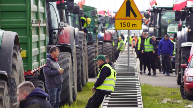 Nie na 24 godziny - jak wcześniej zapowiadano - a jedynie na 12 godzin rolnicy zablokują w czwartek drogę szybkiego ruchu S3.