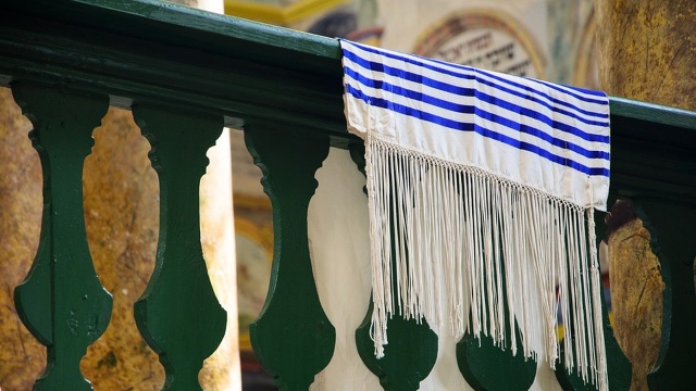 W Warszawie próbowano podpalić synagogę. O zdarzeniu poinformował minister spraw zagranicznych Radosław Sikorski, a prezydent Andrzej Duda atak na Synagogę Nożyków potępił.