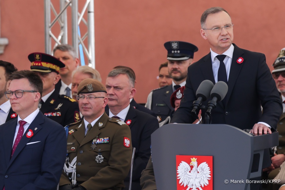Wcześniej prezydent Andrzej Duda wręczył nominacje dowódcom wojskowym, odznaczenia państwowe oraz uczestniczył w mszy świętej za ojczyznę. źródło: https://twitter.com/prezydentpl