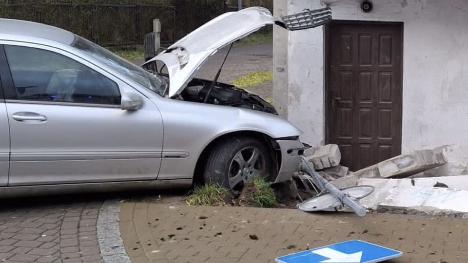 Pod wpływem narkotyków prowadził samochód. Uderzył w budynek