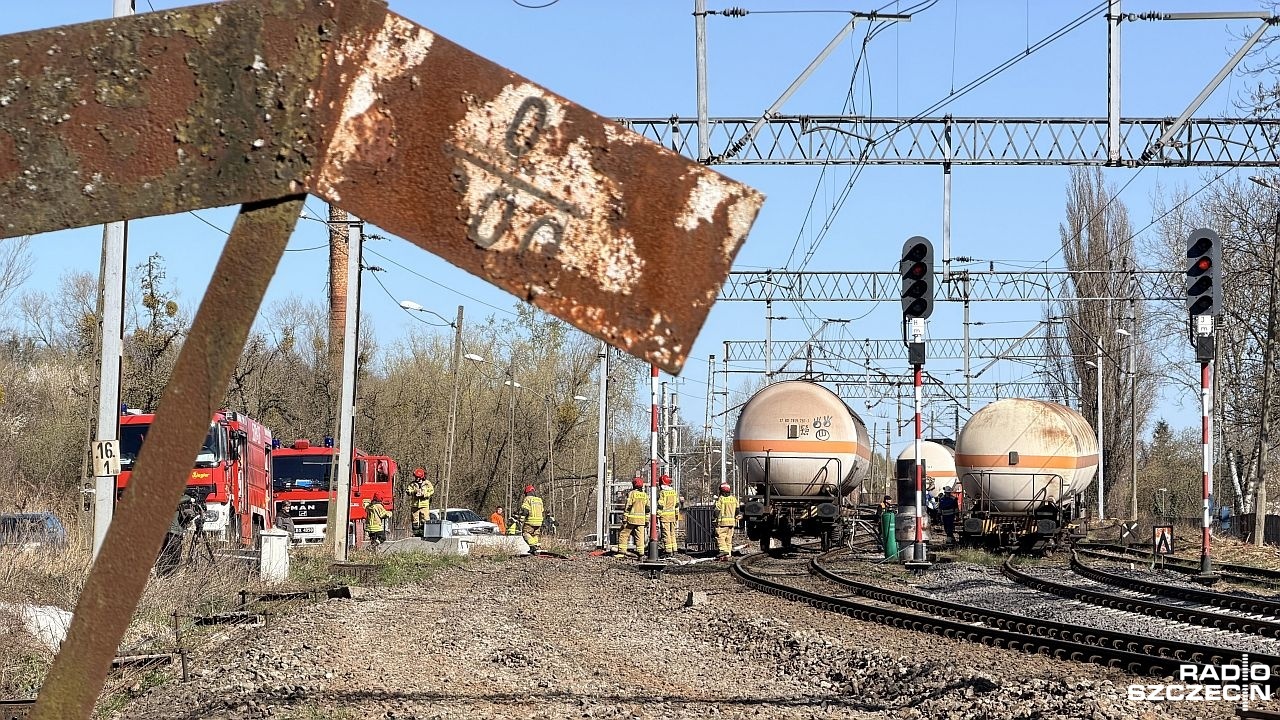 Służby wypompowują amoniak z wykolejonej cysterny na Stołczynie [WIDEO, ZDJĘCIA]